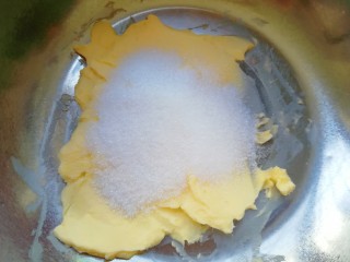 香橙巧克力妙芙蛋糕,黄油室温软化，用刮刀压拌成泥状，分两次加入白砂糖。