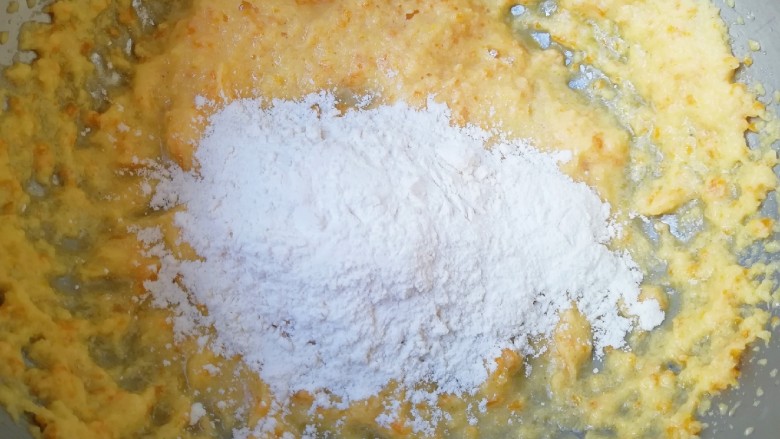 香橙巧克力妙芙蛋糕,低筋面粉和<a style='color:red;display:inline-block;' href='/shicai/ 702'>泡打粉</a>提前混合均匀过筛，先将四分之一加入到黄油糊中，压拌至无大量干粉。