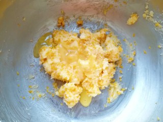 香橙巧克力妙芙蛋糕,鸡蛋打散，分四次加入蛋液，每一次加入都需要充分的搅打均匀以后，再进行下一次加入。