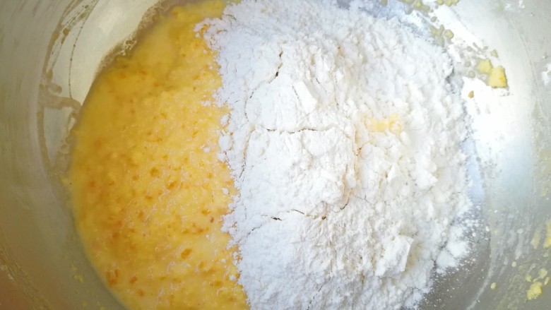 香橙巧克力妙芙蛋糕,再加入剩余低筋面粉的一半，压拌均匀，再次加入剩下的一半牛奶翻拌均匀，加入剩下的低筋面粉压拌均匀。