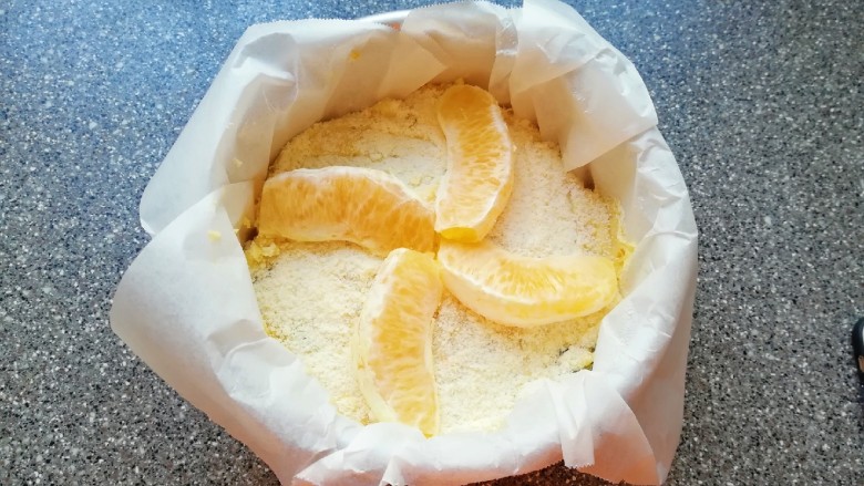 香橙巧克力妙芙蛋糕,表面撒上一层金宝酥粒，放上橙子瓣。
