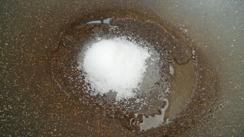 金牌本帮糖醋排骨,另起锅倒入多力浓香花生油，放入白砂糖开始炒糖色。