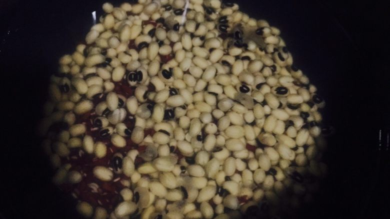 眉豆骨头汤,眉豆和赤小豆各取150g，冷水浸泡一小时