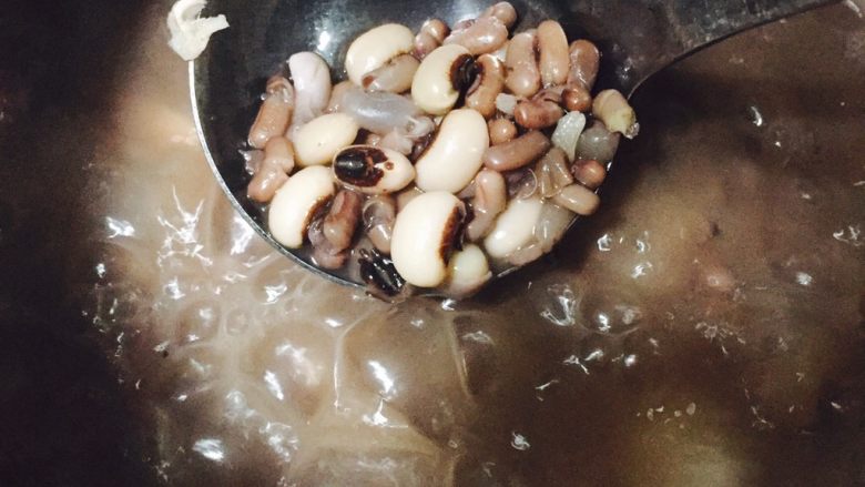 眉豆骨头汤,半小时后，豆子和沙葛同时煮熟