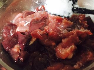 猪肝瘦肉粥,加入适量盐和油腌制半小时