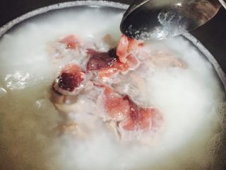 猪肝瘦肉粥,白粥煮开后放入猪肝和瘦肉（约30分钟）