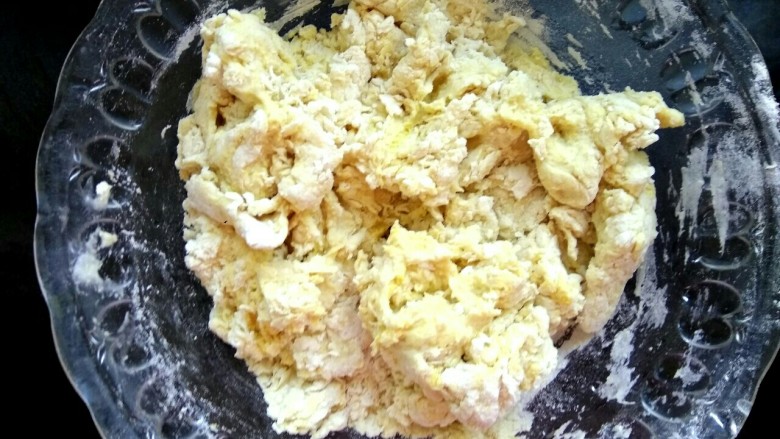玉米面荠菜鸡蛋馅煎饺,用温水调成棉絮状