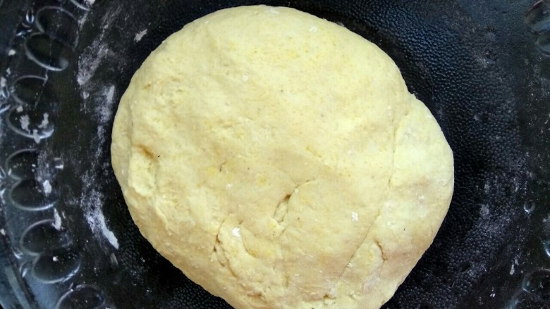 玉米面荠菜鸡蛋馅煎饺,揉成光滑的面团