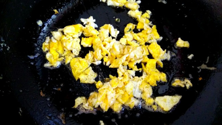 玉米面荠菜鸡蛋馅煎饺,成形后铲碎