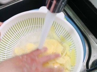 脆脆薯片,冲洗几遍，把上面的淀粉冲洗干净
