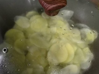 脆脆薯片,把土豆片煮到透明捞起