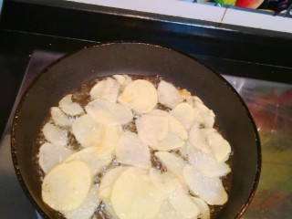 脆脆薯片,到油，让油没过土豆片