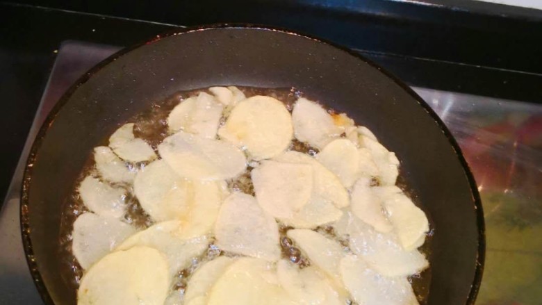 脆脆薯片,到油，让油没过土豆片