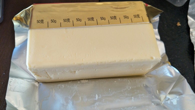 柠檬玛德琳蛋糕-入门级蛋糕,称出90克无盐黄油。