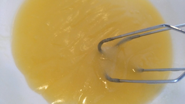 柠檬玛德琳蛋糕-入门级蛋糕,用手动打蛋器混合，使黄油变成半透明的啫喱状。主要就是把糖融化掉。