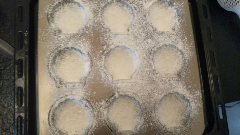 柠檬玛德琳蛋糕-入门级蛋糕,要均匀的都是撒上上多出来的面粉拍掉。
