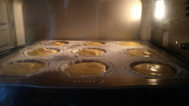 柠檬玛德琳蛋糕-入门级蛋糕,烤箱170°预热。上下火烤20分钟。
