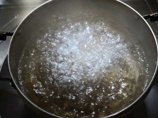 炼乳淡菜,待锅中水烧开。