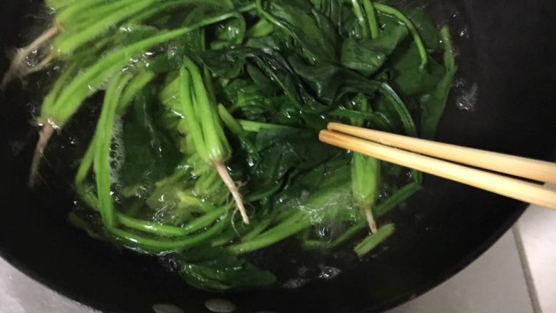 菠菜炒腐竹,菠菜放热水中过一下