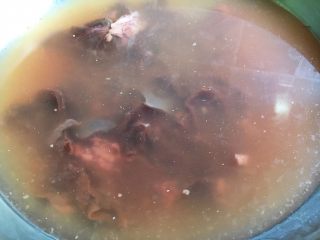 辣炒牛肝,牛肝用清水浸泡3-5小时，凉水下锅，放少许料酒，焯水去血沫