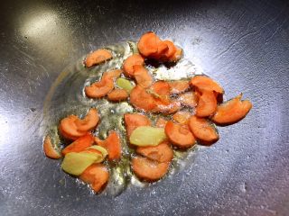 辣炒牛肝,锅内放油烧热，放入胡萝卜片和生姜片翻炒片刻