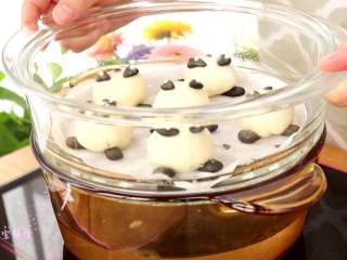 熊猫豆包,放入笼屉中，放在盛放45度左右温水的锅上