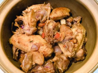 鸡煲,放入鸡，中小火慢炖15分钟即可出锅