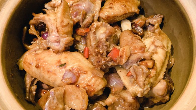 鸡煲,放入鸡，中小火慢炖15分钟即可出锅