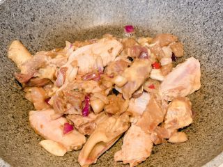 鸡煲,冷锅热油，把腌制好的鸡倒入锅内翻炒至7分熟，大概7分钟