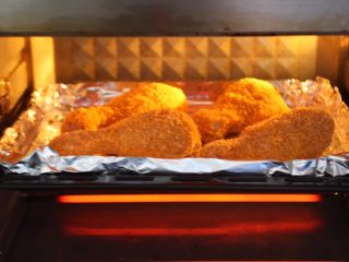烤奥尔良风味黄金鸡腿,将烤盘放入烤箱中层。

