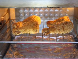 烤奥尔良风味黄金鸡腿,因为鸡腿比较大，烤30分钟时还没熟透，此时鸡腿的油已经渗出，我换成了烤网又烤了15分钟，调至旋转风烤制的。