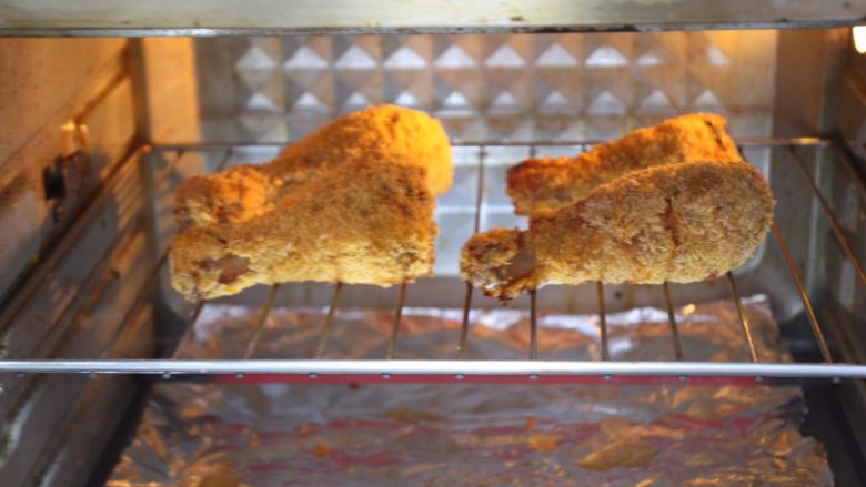 烤奥尔良风味黄金鸡腿,因为鸡腿比较大，烤30分钟时还没熟透，此时鸡腿的油已经渗出，我换成了烤网又烤了15分钟，调至旋转风烤制的。