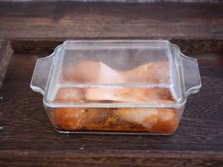 烤奥尔良风味黄金鸡腿,盖上盖子或保鲜膜，放入冰箱腌制8个小时。