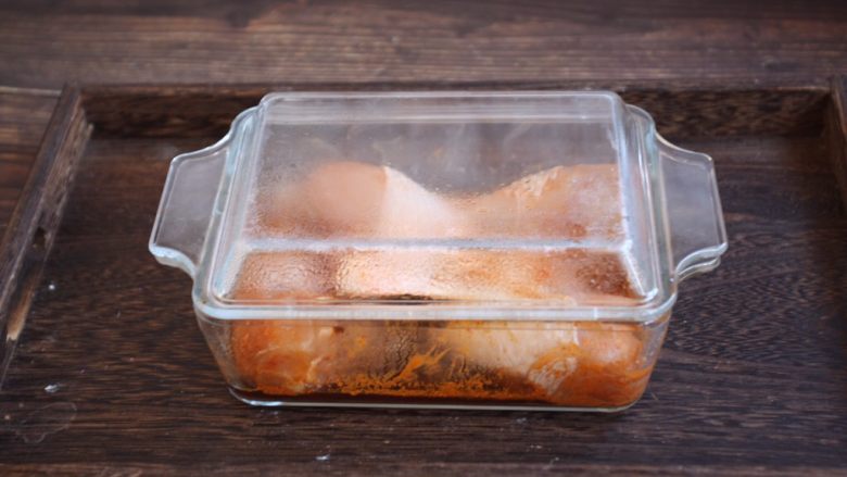 烤奥尔良风味黄金鸡腿,盖上盖子或保鲜膜，放入冰箱腌制8个小时。