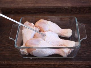烤奥尔良风味黄金鸡腿,首先将鸡腿洗干净，放入器具中，用食品叉子叉鸡腿，叉出洞洞，腌制会更入味。