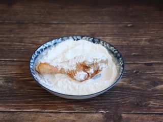 烤奥尔良风味黄金鸡腿,首先将腌制好的鸡腿均匀裹上玉米淀粉。