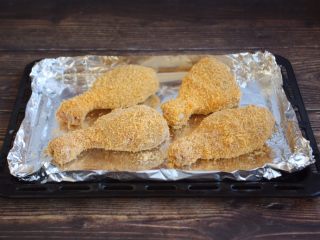 烤奥尔良风味黄金鸡腿,依次做好，放入垫有锡纸的烤盘中。