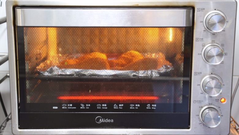 烤奥尔良风味黄金鸡腿,上管190°，下管185°烤30分钟。(具体时间及时间根据自家烤箱性能另定)