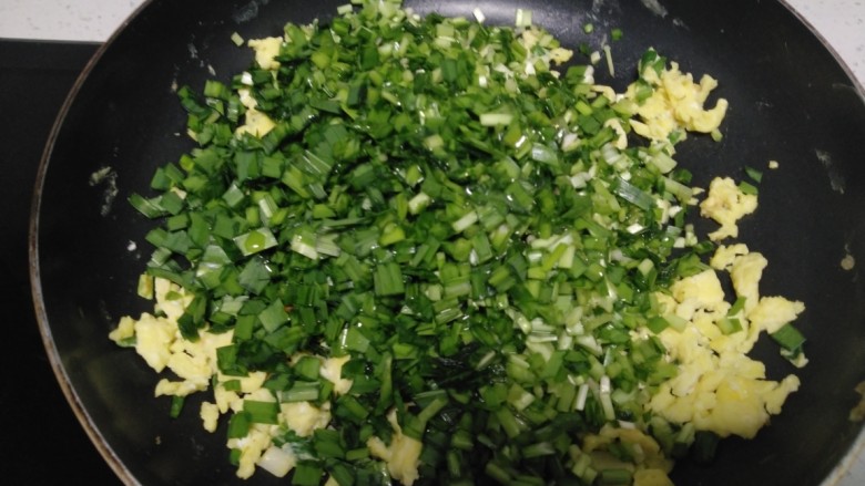 南瓜芽苗菜韭菜鸡蛋饺子,切碎放入锅中。