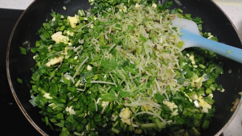 南瓜芽苗菜韭菜鸡蛋饺子,芽苗菜切碎放入锅中。