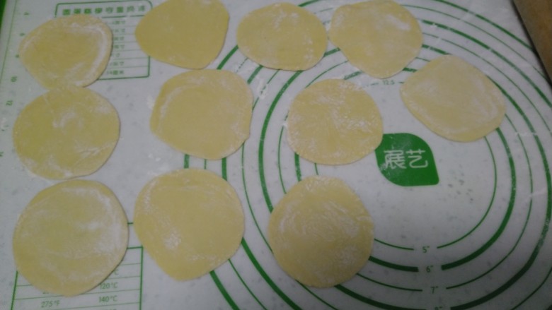 南瓜芽苗菜韭菜鸡蛋饺子,擀成薄片。
