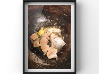 鲜美鲈鱼片汤,鱼骨鱼头入锅放入生姜炒香，煎至两面金黄！