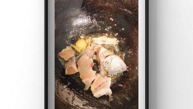 鲜美鲈鱼片汤,鱼骨鱼头入锅放入生姜炒香，煎至两面金黄！