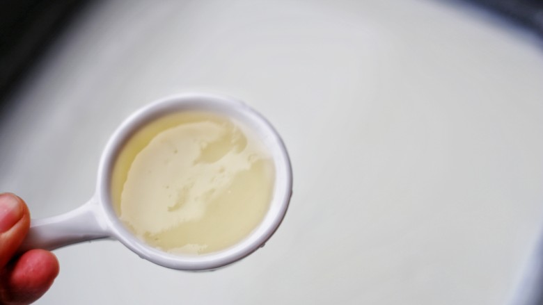 香甜爽滑的芒果牛奶布丁,加入吉利丁粉。