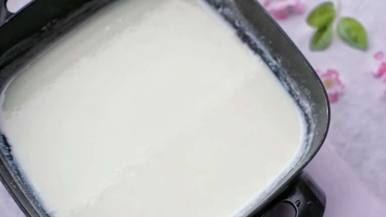 香甜爽滑的芒果牛奶布丁,一边搅一边小火加热，至到白糖和吉利丁粉完全融化即可，不用煮开，否则会影响凝结能力。