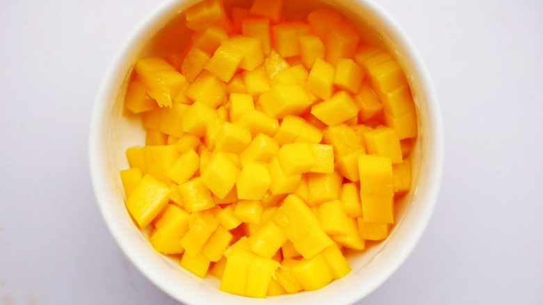 香甜爽滑的芒果牛奶布丁,芒果去皮切小块。