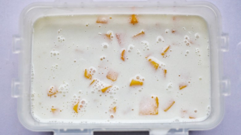 香甜爽滑的芒果牛奶布丁,晾凉后放冰箱冷藏2个小时以上。
