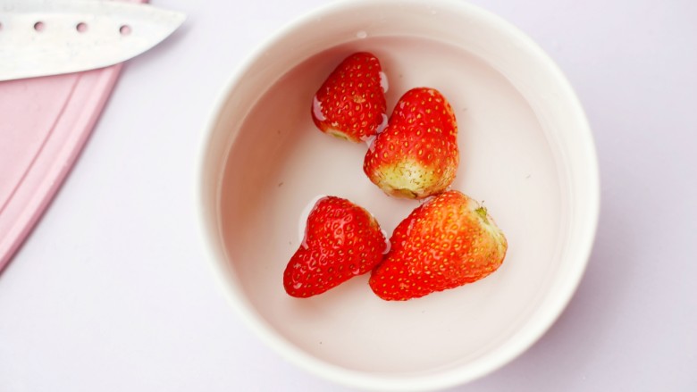 少女风的草莓牛奶冻,等待牛奶晾凉的同时，将草莓清洗干净。