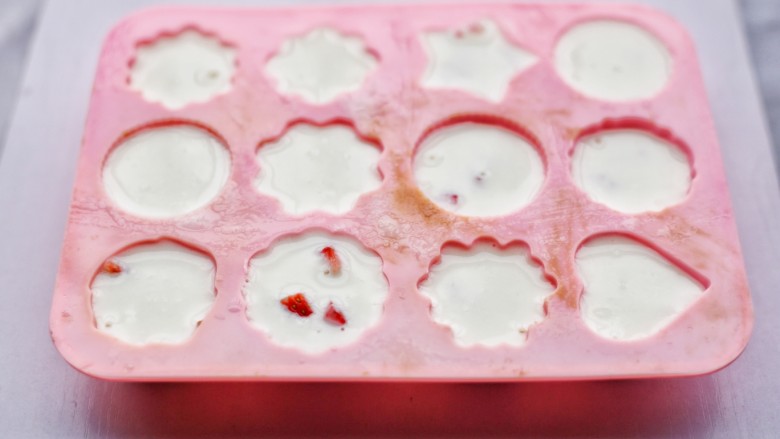 少女风的草莓牛奶冻,盖上盖子或者保鲜膜，放入冰箱冷藏2小时以上！