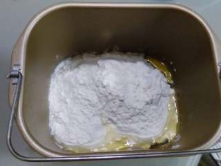 紫薯馅小餐包,将材料（中粉250克，油30克，盐2克，酵母粉3克，鸡蛋1枚，牛奶约100克，白糖40克，奶粉20克）放入面包桶中，按下揉面程序揉二次面.
